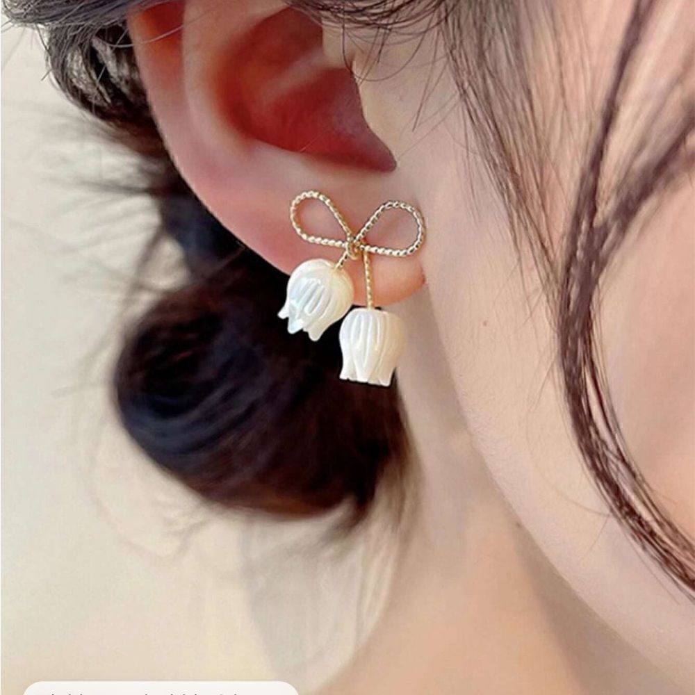 Tulip stud earrings A498
